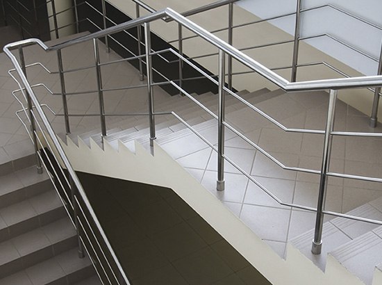 Поручень квадрат, стойки квадрат в каждой ступени, нержавеющие ограждения без ригелей для лестницы